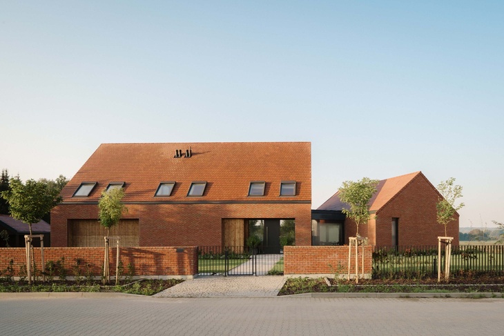 Malý rozhodně není – dohromady v sobě nese na 620 metrů čtverečních užitné plochy - ale není to velikost, čím dům v polské obci Tomaszkowo napoprvé zaujme. Foto: Nate Cook Photography