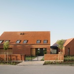 Malý rozhodně není – dohromady v sobě nese na 620 metrů čtverečních užitné plochy - ale není to velikost, čím dům v polské obci Tomaszkowo napoprvé zaujme. Foto: Nate Cook Photography Malý rozhodně není – dohromady v sobě nese na 620 metrů čtverečních užitné plochy - ale není to velikost, čím dům v polské obci Tomaszkowo napoprvé zaujme. Foto: Nate Cook Photography