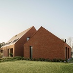 Je to sice jeden rodinný dům, rozdělený je ale do dvou částí. Objemů, které se velmi sebejistě usazují do sousedství podobně velkých, starších domů, stojících na březích jezera Wulpińskie. Foto: Nate Cook Photography Je to sice jeden rodinný dům, rozdělený je ale do dvou částí. Objemů, které se velmi sebejistě usazují do sousedství podobně velkých, starších domů, stojících na březích jezera Wulpińskie. Foto: Nate Cook Photography