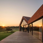 Pozemek pro stavbu nabízel dohromady 3 584 metrů čtverečních a dům si z toho vzal jednu pětinu. Místo „ušetřil“ tím, že nestojí v rovině se sousední zástavbou, ale vychyluje se do strany. Foto: Nate Cook Photography Pozemek pro stavbu nabízel dohromady 3 584 metrů čtverečních a dům si z toho vzal jednu pětinu. Místo „ušetřil“ tím, že nestojí v rovině se sousední zástavbou, ale vychyluje se do strany. Foto: Nate Cook Photography