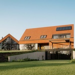 Novostavba ladí s okolím, svou cihlovou červenou fasádou dává jasně najevo, kam se řadí. Ta cihlová hmota domu přitom při pohledu od vody vyrůstá ze svahu, jako pokračování krajiny. Foto: Nate Cook Photography Novostavba ladí s okolím, svou cihlovou červenou fasádou dává jasně najevo, kam se řadí. Ta cihlová hmota domu přitom při pohledu od vody vyrůstá ze svahu, jako pokračování krajiny. Foto: Nate Cook Photography