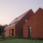 Architektům ze studia YY87 se skvěle povedlo vystihnout to, jak dům zasadit do krajiny. S elegancí a přirozeností, která je pro moderní stavby takové rozlohy až netypická. Foto: Nate Cook Photography Architektům ze studia YY87 se skvěle povedlo vystihnout to, jak dům zasadit do krajiny. S elegancí a přirozeností, která je pro moderní stavby takové rozlohy až netypická. Foto: Nate Cook Photography