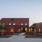 Při pohledu z ulice stavba odhaluje jen poměrně strohou fasádu, která nenápadně skrývá hloubku celé dispozice. Architekti záměrně tlumí vstup, aby se dům jevil nenápadnější. Foto: Nate Cook Photography Při pohledu z ulice stavba odhaluje jen poměrně strohou fasádu, která nenápadně skrývá hloubku celé dispozice. Architekti záměrně tlumí vstup, aby se dům jevil nenápadnější. Foto: Nate Cook Photography