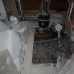 Koupelna v podkroví, zatékání do stropu. Foto: Martina Hepnerová Koupelna v podkroví, zatékání do stropu. Foto: Martina Hepnerová