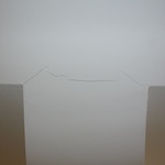 Prasklina v sádrokartonu mezi dvěma střešními okny. Foto: Martina Hepnerová Prasklina v sádrokartonu mezi dvěma střešními okny. Foto: Martina Hepnerová