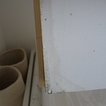 Rosení vlhkosti a plíseň na poklopu na půdu. Foto: Martina Hepnerová Rosení vlhkosti a plíseň na poklopu na půdu. Foto: Martina Hepnerová