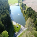 Vodní nádrž Dobroslava a část polní cesty u Těchobuz. Zdroj: ČKAIT
