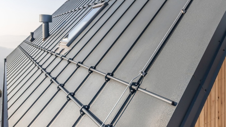 Hliníková střešní krytina SATJAM Rapid DeLuxe v odstínu antracit barevně ladí s okenními rámy i stylem stavby. Zdroj: SATJAM, s. r. o.