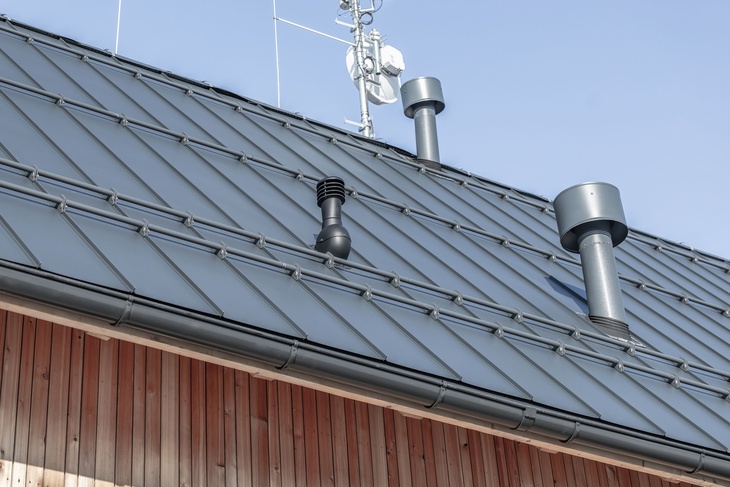 Vysoce jakostní povrchová úprava AluMat® posiluje odolnost krytiny a poskytuje vysokou stabilitu vůči UV záření. Zdroj: SATJAM, s. r. o.