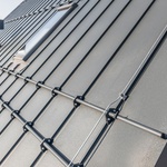 Hliníková střešní krytina SATJAM Rapid DeLuxe v odstínu antracit barevně ladí s okenními rámy i stylem stavby. Zdroj: SATJAM, s. r. o. Hliníková střešní krytina SATJAM Rapid DeLuxe v odstínu antracit barevně ladí s okenními rámy i stylem stavby. Zdroj: SATJAM, s. r. o.