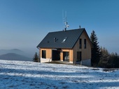 Nová chata horské služby Beskydy s plechovou krytinou SATJAM Rapid DeLuxe. Zdroj: SATJAM, s. r. o.