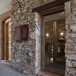 Okno a vstup do kavárny z průjezdu. Foto: Radek Úlehla Okno a vstup do kavárny z průjezdu. Foto: Radek Úlehla