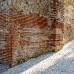 Oprava probíhala následovně: po následném pečlivém odstranění parazitické vegetace byla provedena řada průzkumů kamenných materiálů, původních malt a stratigrafie stop omítky. Foto: Emanuele Bressan