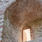 Díky těmto průzkumům bylo možné připravit sled přesných operací, v nichž se střídala stavební konsolidace, restaurování a integrace nejvýraznějších mezer ve zdivu budovy. Foto: Emanuele Bressan