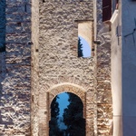 Majestátní vzhled staré brány byl dále umocněn instalací umělého osvětlení. Foto: Emanuele Bressan