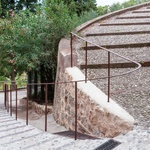 Projekt zahrnoval také obnovu povrchu říční oblázkové dlažby pod portálem s předefinováním pěších a cyklistických stezek vložením schodiště na severovýchodní stranu budovy. Foto: Emanuele Bressan