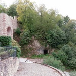 Portál, patřící ke středověkým hradbám ze 14. století města, se nachází v panoramatické kopcovité oblasti v nadmořské výšce 379 metrů, která umožňuje dominovat rovině pod ní. Foto: Emanuele Bressan