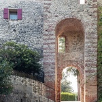 Brána má zděnou konstrukci složenou z částí z cihel a částí z kamenných kvádrů zhruba opracovaných do čtverců. Kromě těch „narušení stářím“ je ale téměř bez vnější degradace. Foto: Emanuele Bressan