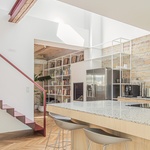 Dům z padesátých let dostal moderní interiér. Panuje zde krása původních cihel a letitého dřeva. Foto: Ing. arch. Marián Gombarček, DENDRIT Dům z padesátých let dostal moderní interiér. Panuje zde krása původních cihel a letitého dřeva. Foto: Ing. arch. Marián Gombarček, DENDRIT