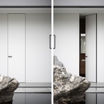 Dveře MASTER bez nadpraží s výškou 2 800 mm, bílé opláštění s černou linkou hliníkového rámu. Foto: Lukáš Pelech pro JAP FUTURE