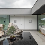 Hlavní atrium s půltunovými kameny a bonsajemi je srdcem domu. Foto: Lukáš Pelech pro JAP FUTURE