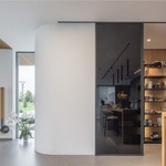 Dřevěný lamelový podhled a dveře IDEA v posuvu do stropu PREMIUM. Foto: Lukáš Pelech pro JAP FUTURE