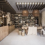 Alpská stodola, která je hotelem, dílnou, prodejnou i degustačním salónkem. Foto: Alex Filz