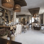 Alpská stodola, která je hotelem, dílnou, prodejnou i degustačním salónkem. Foto: Alex Filz