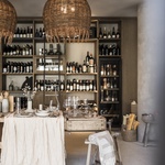 Alpská stodola, která je hotelem, dílnou, prodejnou i degustačním salónkem. Foto: Alex Filz