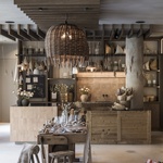 Alpská stodola, která je hotelem, dílnou, prodejnou i degustačním salónkem. Foto: Alex Filz