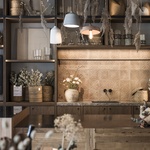 Alpská stodola, která je hotelem, dílnou, prodejnou i degustačním salónkem. Foto: Alex Filz