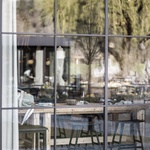 Alpská stodola, která je hotelem, dílnou, prodejnou i degustačním salónkem. Foto: Alex Filz