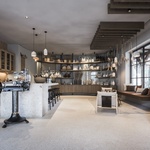 Alpská stodola, která je hotelem, dílnou, prodejnou i degustačním salónkem. Foto: Alex Filz