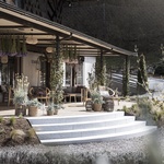 Alpská stodola, která je hotelem, dílnou, prodejnou i degustačním salónkem. Foto: Alex Filz