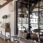 Alpská stodola, která je hotelem, dílnou, prodejnou i degustačním salónkem. Foto: Alex Filz