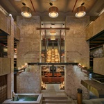 Průhled restaurací z opačné strany v přízemí. Foto: BoysPlayNice Průhled restaurací z opačné strany v přízemí. Foto: BoysPlayNice