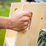 Kabinky z překližky pro důstojné přečkání zimy bez domova. Malý projekt s velkým významem. Foto: Michelle Urbiztondo