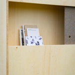 Kabinky z překližky pro důstojné přečkání zimy bez domova. Malý projekt s velkým významem. Foto: Michelle Urbiztondo