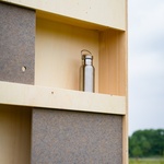 Kabinky z překližky pro důstojné přečkání zimy bez domova. Malý projekt s velkým významem. Foto: Michelle Urbiztondo