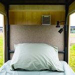 Kabinky z překližky pro důstojné přečkání zimy bez domova. Malý projekt s velkým významem. Foto: Michelle Urbiztondo