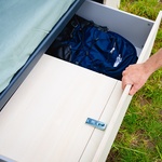 Kabinky z překližky pro důstojné přečkání zimy bez domova. Malý projekt s velkým významem. Foto: Michelle Urbiztondo