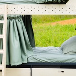 Kabinky z překližky pro důstojné přečkání zimy bez domova. Malý projekt s velkým významem. Foto: Michelle Urbiztondo