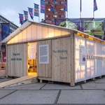 Kabinky z překližky pro důstojné přečkání zimy bez domova. Malý projekt s velkým významem. Foto: Michelle Urbiztondo