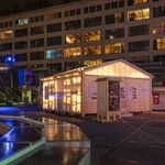 Kabinky z překližky pro důstojné přečkání zimy bez domova. Malý projekt s velkým významem. Foto: Michelle Urbiztondo