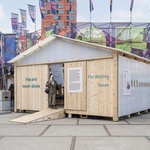 Kabinky z překližky pro důstojné přečkání zimy bez domova. Malý projekt s velkým významem. Foto: Michelle Urbiztondo