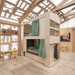 Kabinky z překližky pro důstojné přečkání zimy bez domova. Malý projekt s velkým významem. Foto: Michelle Urbiztondo