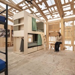 Kabinky z překližky pro důstojné přečkání zimy bez domova. Malý projekt s velkým významem. Foto: Michelle Urbiztondo