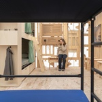 Kabinky z překližky pro důstojné přečkání zimy bez domova. Malý projekt s velkým významem. Foto: Michelle Urbiztondo