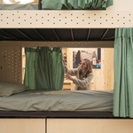 Kabinky z překližky pro důstojné přečkání zimy bez domova. Malý projekt s velkým významem. Foto: Michelle Urbiztondo