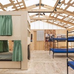 Kabinky z překližky pro důstojné přečkání zimy bez domova. Malý projekt s velkým významem. Foto: Michelle Urbiztondo